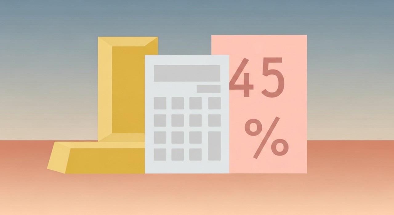 Sekeping jongkong emas diletakkan bersebelahan dengan kalkulator dan nota pengiraan harga.