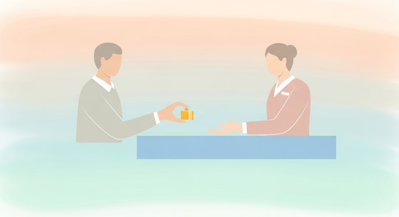 Seorang pelanggan sedang menyerahkan barang kemas kepada petugas di kaunter perkhidmatan