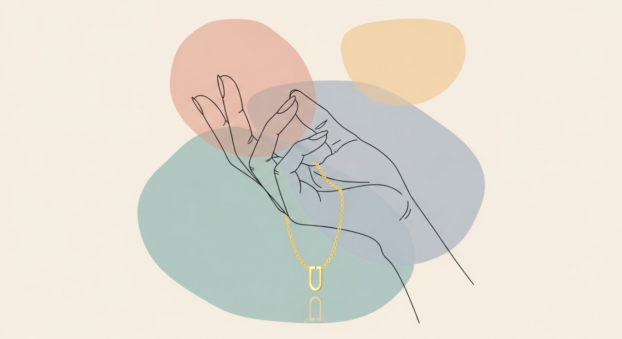 Seseorang sedang memegang rantai emas 750 yang berkilau.