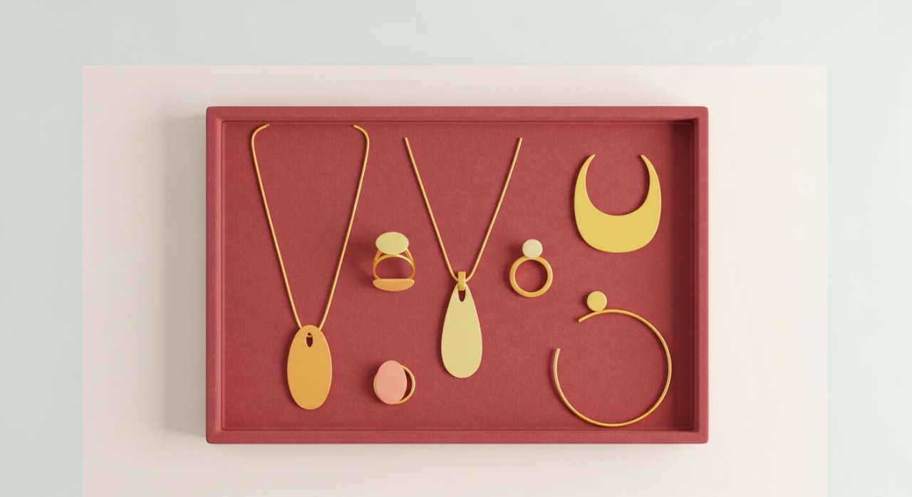 Koleksi barang kemas emas yang disusun rapi di atas alas baldu merah di dalam kedai perhiasan.